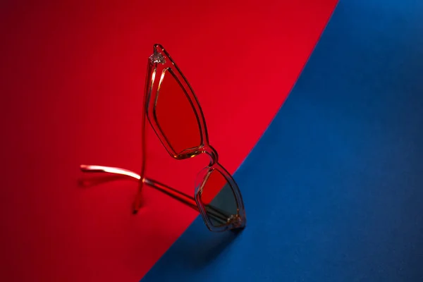Detailní Záběr Moderní Módní Žluté Průhledné Brýle Dvou Pozadí Červené — Stock fotografie