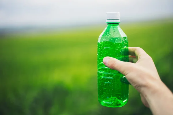 Primer Plano Mano Masculina Sosteniendo Botella Plástico Verde Rociada Con — Foto de Stock