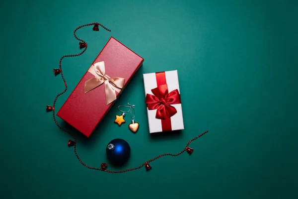 Concept Noël Deux Boîtes Cadeaux Rouges Blanches Avec Des Arcs — Photo