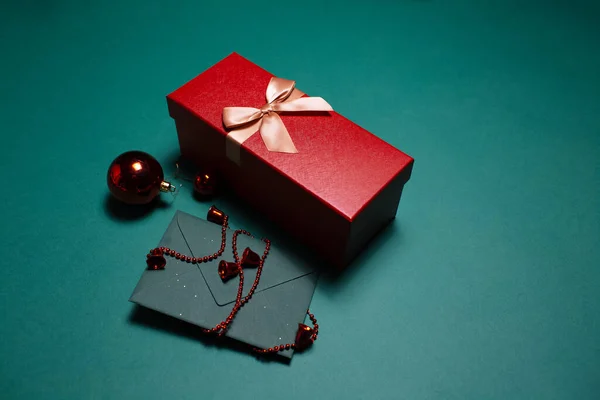 Conceito Natal Close Caixa Presente Vermelho Envelope Papel Com Decorações — Fotografia de Stock