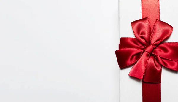 Close White Gift Box Red Bow Isolated White Background Copy — Stock Photo, Image