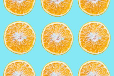 Kesilmiş portakal meyvelerinin renkli deseni, arka planda yalıtılmış Cyan ya da aqua menes rengi.
