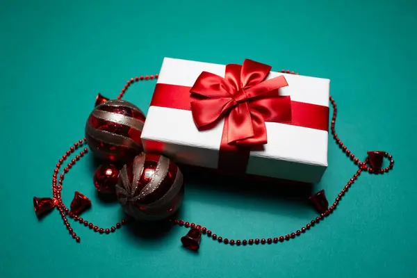 Close Caixa Presente Branco Com Arco Vermelho Perto Brinquedos Árvore — Fotografia de Stock