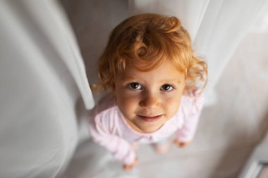 Evdeki çocukların kameraya bakışıyla..