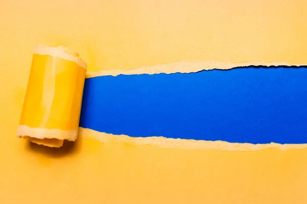 Papel Amarillo Desgarrado Agonalmente Con Espacio Para Texto Fondo Azul — Foto de Stock