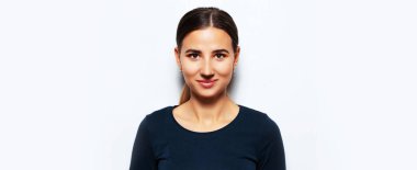 Beyaz arka planda esmer, gülümseyen esmer bir kızın panoramik portresi..