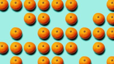 Hareket fotoğrafçılığını bırak. Arkaplanda turuncu meyvelerin renkli deseni Cyan veya aqua menthe rengi.