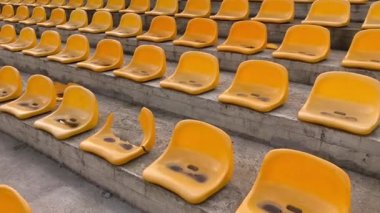 Salgın zamanında stadyumdaki sarı boş koltuklar. Evde kal..