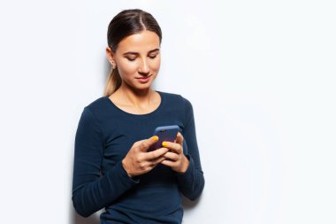 Beyaz arka planda akıllı telefon kullanan genç bir kızın fotokopi odası.