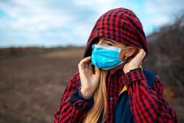 Outdoor Porträt Eines Jungen Kapuzenmädchens Mit Medizinischer Maske Gegen Coronavirus — Stockfoto