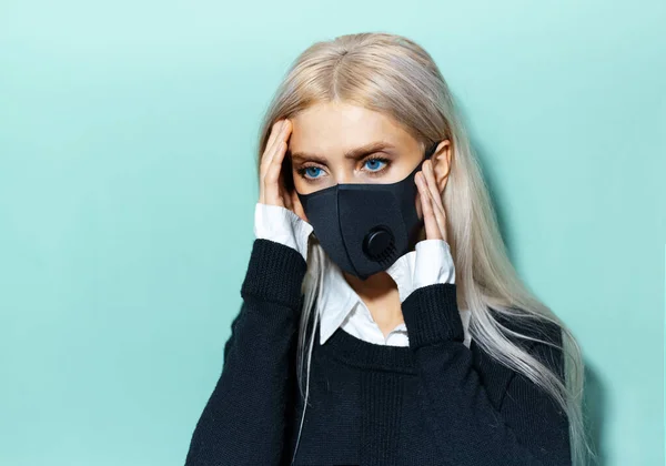 Studio Portret Van Jong Blond Meisje Met Hoofdpijn Het Dragen — Stockfoto