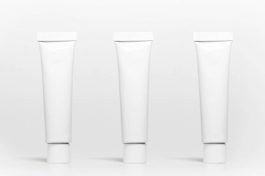 Beyaz stüdyo arka planında izole edilmiş beyaz alüminyum diş macunu tüpü..