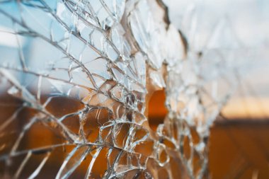 Kırık pencerenin doğal arka planı.