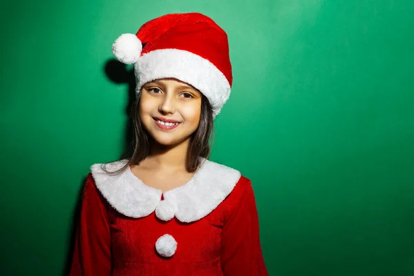 Stüdyo Portresi Yeşil Arka Planda Kırmızı Noel Baba Kostümü Giyen — Stok fotoğraf