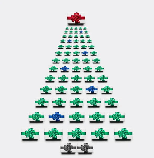 Geschenkdozen Vorm Van Een Kerstboom Een Witte Achtergrond — Stockfoto