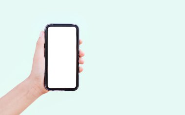 Pastel Cyan arka planında fotokopi alanı olan akıllı telefonu tutan kadınların yakın plan görüntüleri..