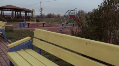 Boş çocuk parkı. Evde kal. Koronavirüs ve covid-19 salgınının önlenmesi. Hareketi durdur.