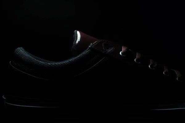 Primo Piano Scarpe Ginnastica Sfondo Nero Scuro Studio Foto — Foto Stock