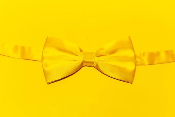 Крупним Планом Жовта Краватка Жовтому Фоні — стокове фото