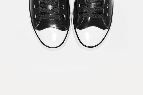 带复制空间的白色背景的一双黑色老式运动鞋的特写 — 图库照片