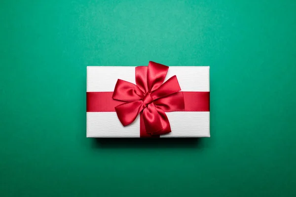 Close White Gift Box Red Ribbon Bow Background Green Color — Stock Photo, Image