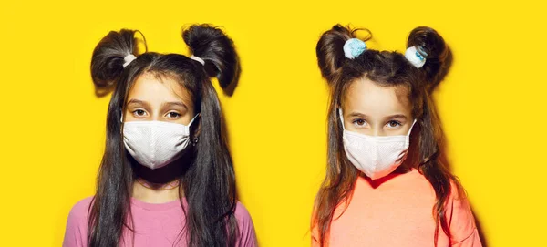 Retrato Estudio Dos Adolescentes Con Máscara Médica Sobre Fondo Amarillo — Foto de Stock