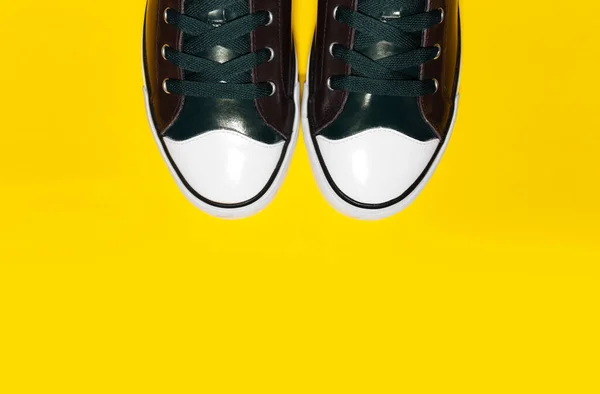 Close Van Paar Vintage Sneakers Schoenen Gele Achtergrond Met Kopieerruimte — Stockfoto