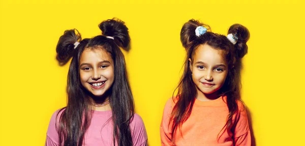 Retrato Estúdio Duas Meninas Adolescentes Alegres Fundo Cor Amarela — Fotografia de Stock