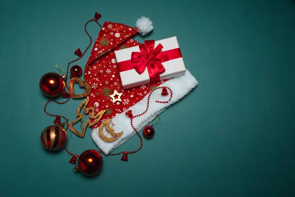Vista Superior Enfeites Natal Presente Chapéu Papai Noel Vermelho Fundo — Fotografia de Stock