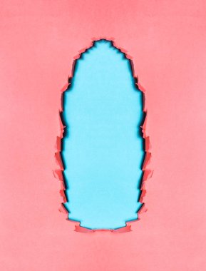 Mavi arkaplan üzerine yırtık pembe desenli kağıdın doğal arkaplanı. 