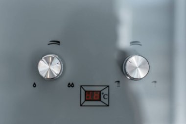 Gaz ısıtıcısının kontrol panelini kapatın..