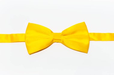 Beyaz arkaplanda sarı papyonun yakın çekimi.