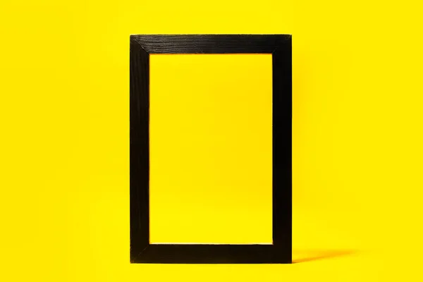 Κοντινό Πλάνο Του Μαύρου Ξύλινου Πλαισίου Που Απομονώνεται Κίτρινο Φόντο — Φωτογραφία Αρχείου