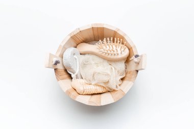 Beyaz arka planda ahşap sepette banyo güzelliğinin en üst görüntüsü..