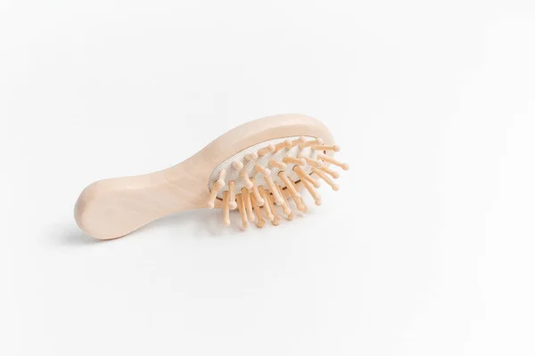 Gros Plan Brosse Cheveux Bois Sur Fond Blanc — Photo