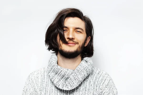 Studioporträt Eines Jungen Fröhlichen Mannes Mit Langen Haaren Auf Weißem — Stockfoto