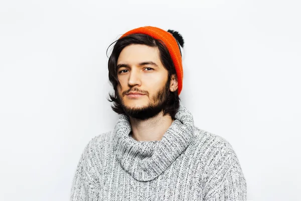 Studio Portrait Jeune Homme Avec Chapeau Orange Pull Gris Sur — Photo