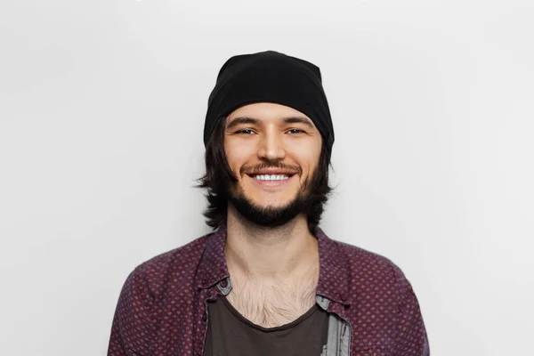 Estúdio Retrato Jovem Sorridente Cara Com Chapéu Preto Fundo Branco — Fotografia de Stock