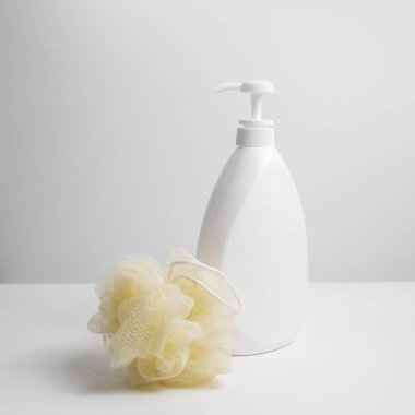 Beyaz arka planda beyaz şeker şişesi ve bez yakın plan..