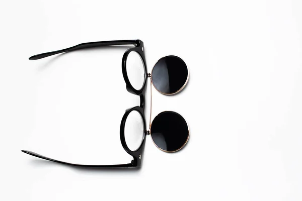 Beyaz Arkaplanda Siyah Güneş Gözlüklerinin Yakın Plan Görüntüleri — Stok fotoğraf
