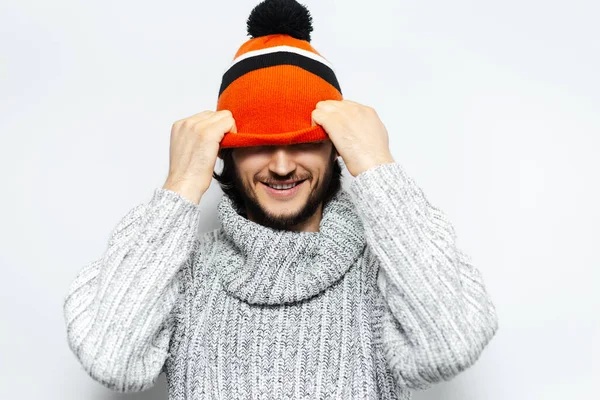 Estudio Retrato Joven Feliz Cogido Mano Sombrero Naranja Sobre Fondo — Foto de Stock