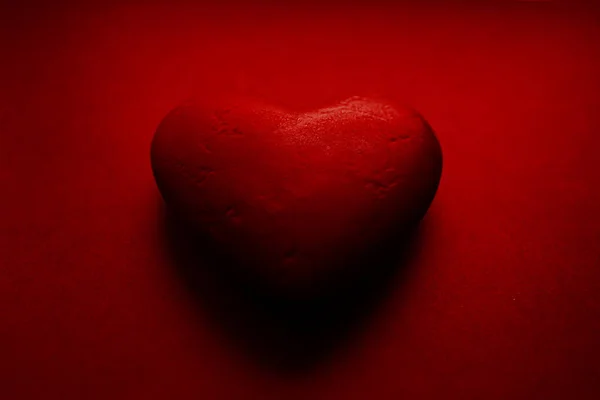 Gros Plan Coeur Noir Sur Fond Rouge — Photo