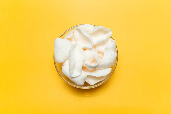 Bovenaanzicht Van Witte Chips Schaal Gele Achtergrond — Stockfoto