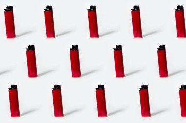 Beyaz arkaplanda kırmızı ışık deseni. 