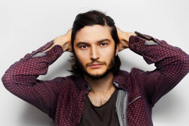 Stüdyoda el ele tutuşan genç adamın portresi, beyaz arka plan..