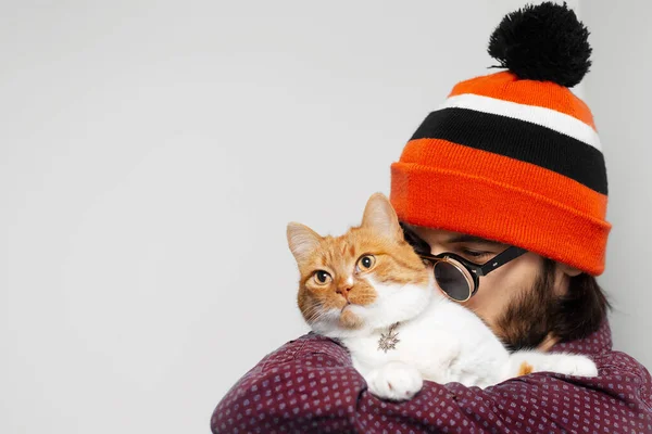 Estudio Retrato Joven Con Gato Rojo Blanco Sobre Fondo Gris — Foto de Stock