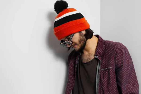 Studio Ritratto Giovane Ragazzo Hipster Indossando Occhiali Sole Rotondi Cappello — Foto Stock