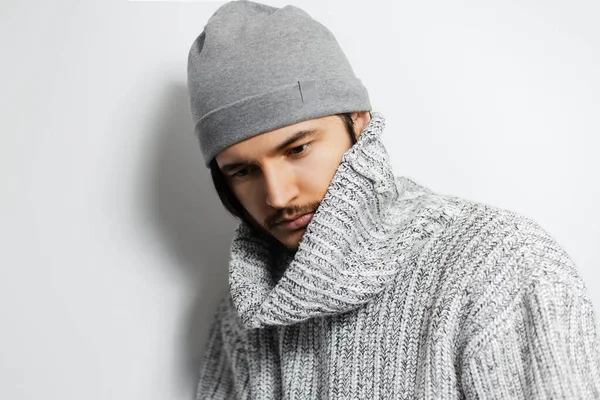 Estúdio Retrato Jovem Com Cabelos Longos Usando Chapéu Fundo Branco — Fotografia de Stock