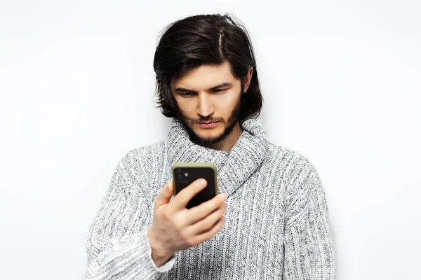 Retrato Estudio Joven Con Smartphone Mano Uso Jersey Cuello Alto — Foto de Stock