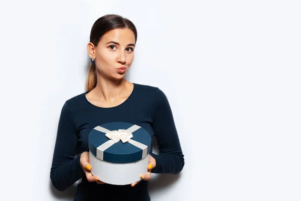 Retrato Estudio Una Mujer Joven Sosteniendo Una Caja Regalo Sobre —  Fotos de Stock